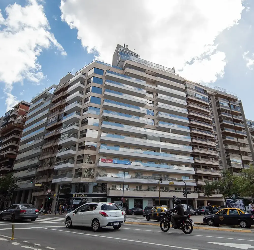 Fachada de edificio residencial en calle Anchorena