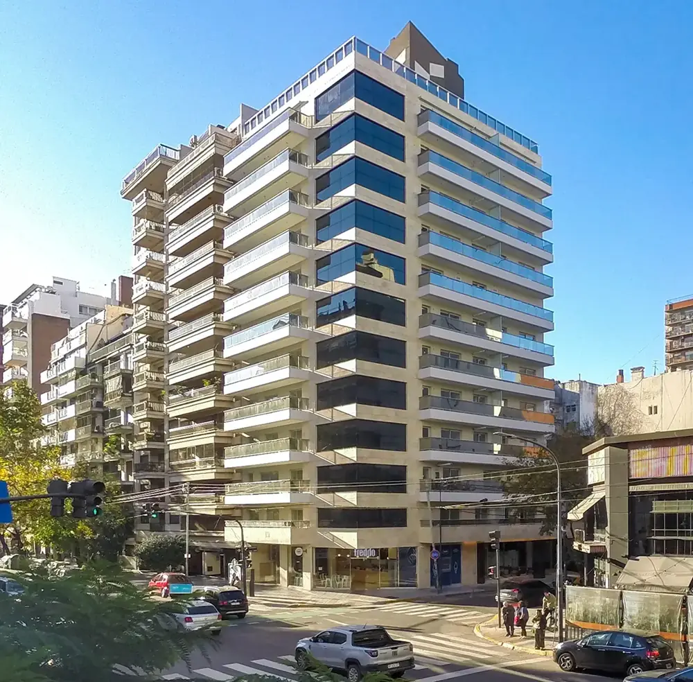 Edificio residencial en la esquina de Cramer y Echeverría