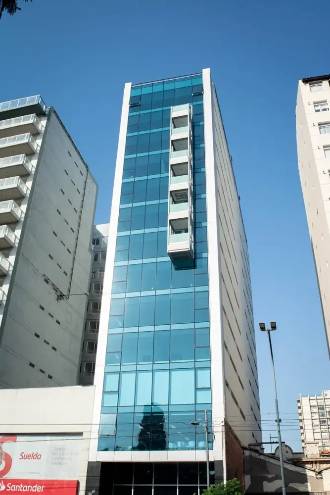 Edificio residencial sobre Avenida del Libertador, con fachada vidriada