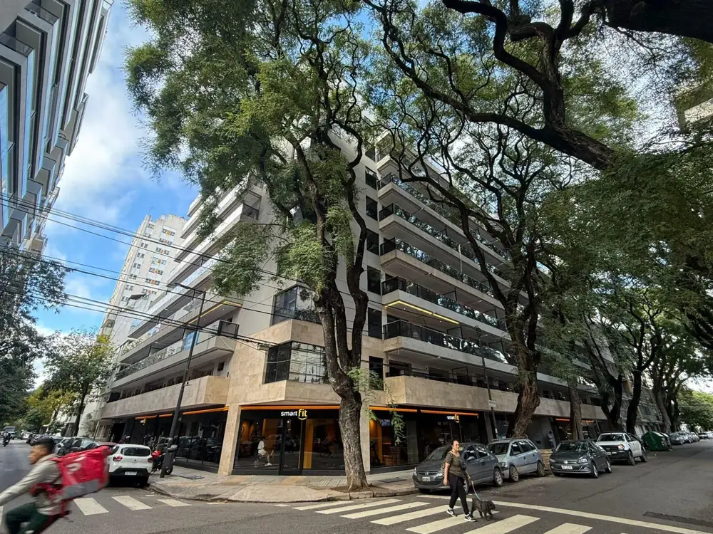 Edificio residencial en la esquina de Manuel Ugarte y Ciudad de la Paz