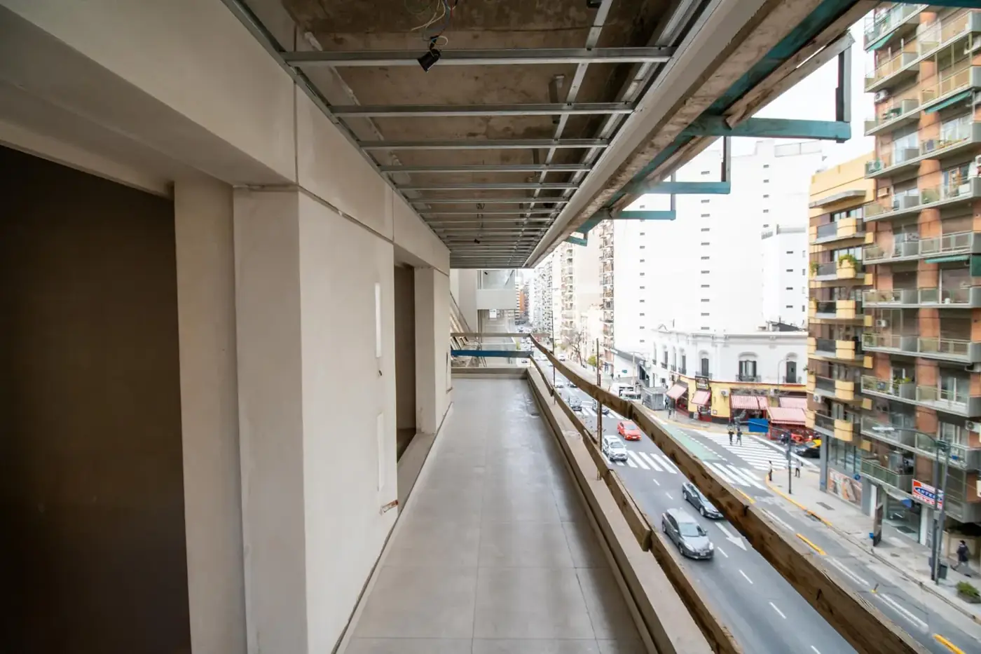 Galería terminada de un piso alto con barandas y vista abierta